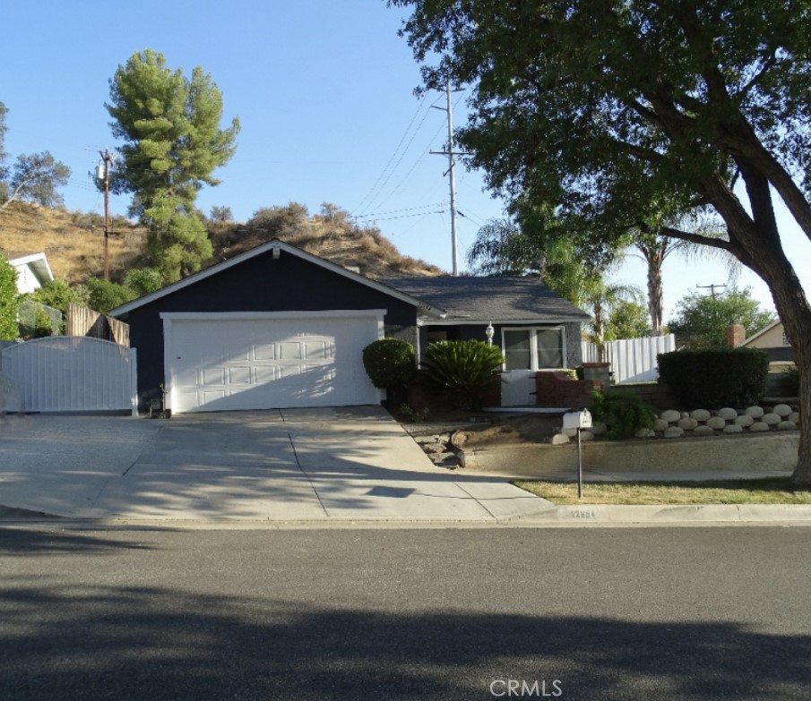 22654 La Rochelle, Saugus, CA 91350