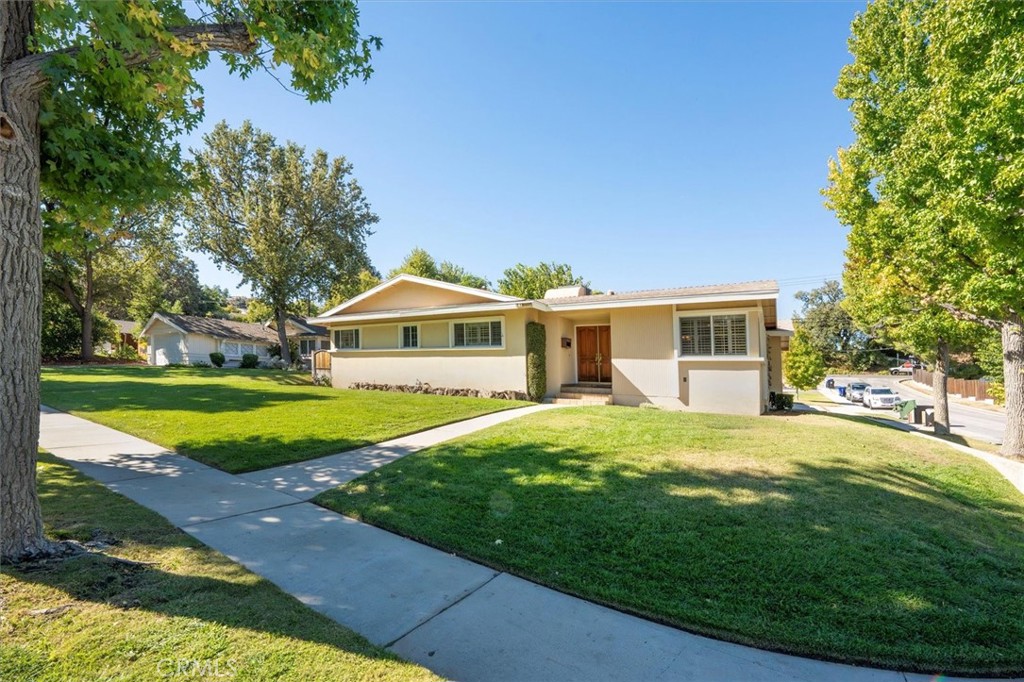 25085 Highspring, Newhall, CA 91321
